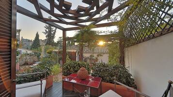 Eenvoudige tweepersoonskamer (Alhambra View) | Een kluis op de kamer, individueel gedecoreerd, individueel gemeubileerd