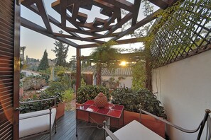 Basic Double Room (Alhambra View) | In-room safe, individually decorated, individually furnished, free WiFi - solar MontesClaros VUT/GR/00051 (Granada)