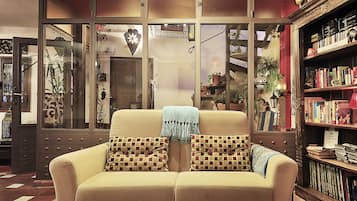 Economy loft, patio (Alhambra View) | Dineren in de kamer
