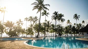 Piscine extérieure, parasols de plage, chaises longues