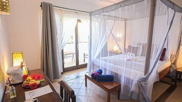 Minibar, skrivebord og sengetøy