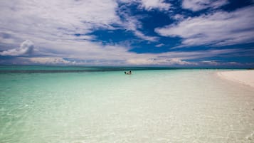 Plage, sable blanc, chaises longues, beach-volley