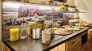 Un bufé de desayuno con diversos alimentos y bebidas.