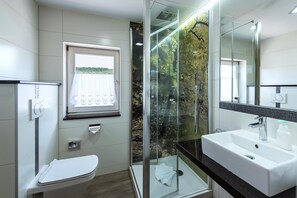 Camera doppia | Bagno | Doccia, asciugacapelli, asciugamani