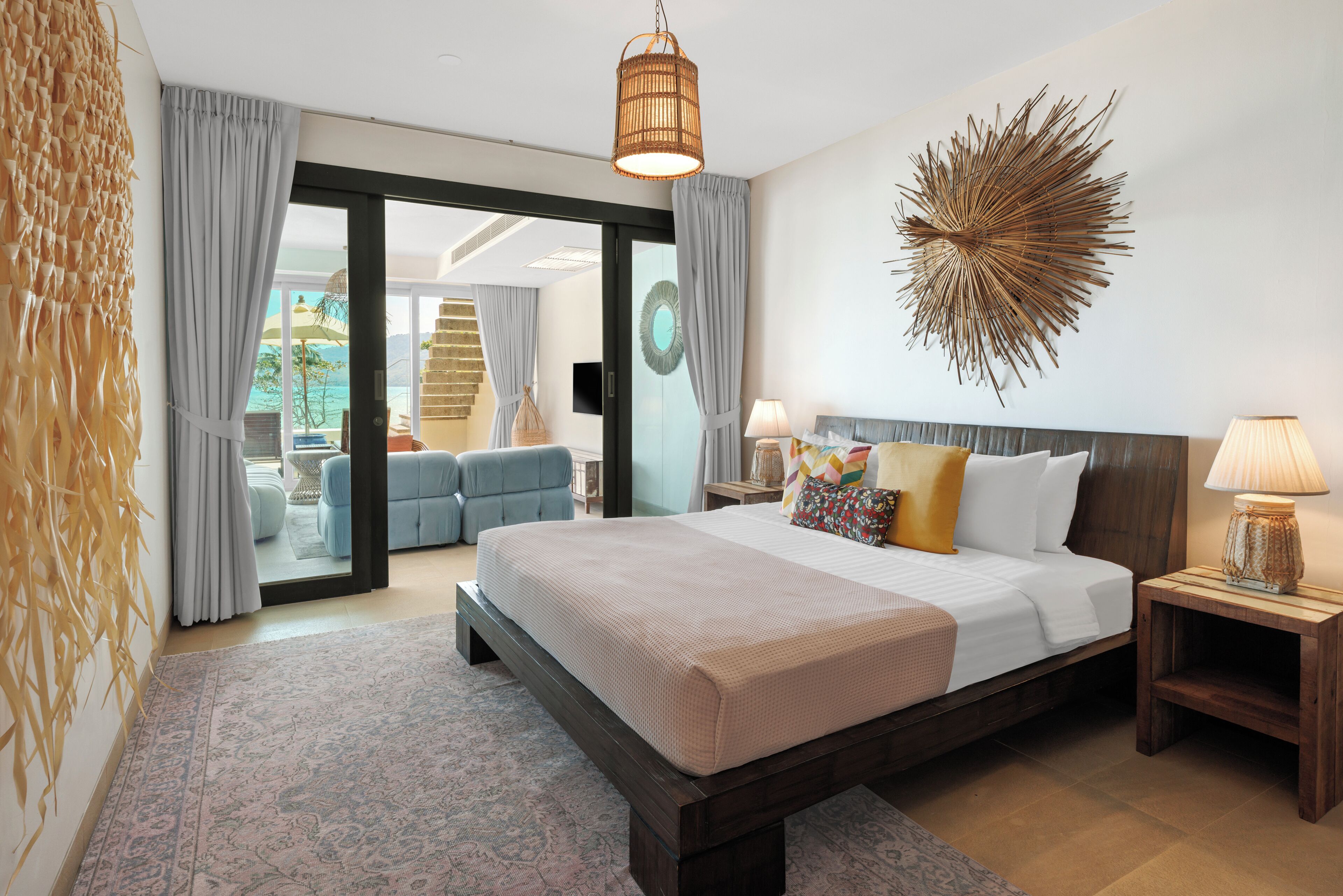 Une chambre d’hôtel moderne avec un grand lit, une vue sur un balcon et un élément décoratif mural.