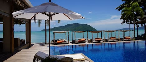 Piscine extérieure, parasols de plage, chaises longues