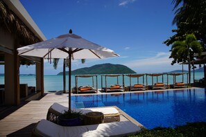 Hồ bơi ngoài trời, dù/ô trên bãi biển/hồ bơi, ghế dài tắm nắng 