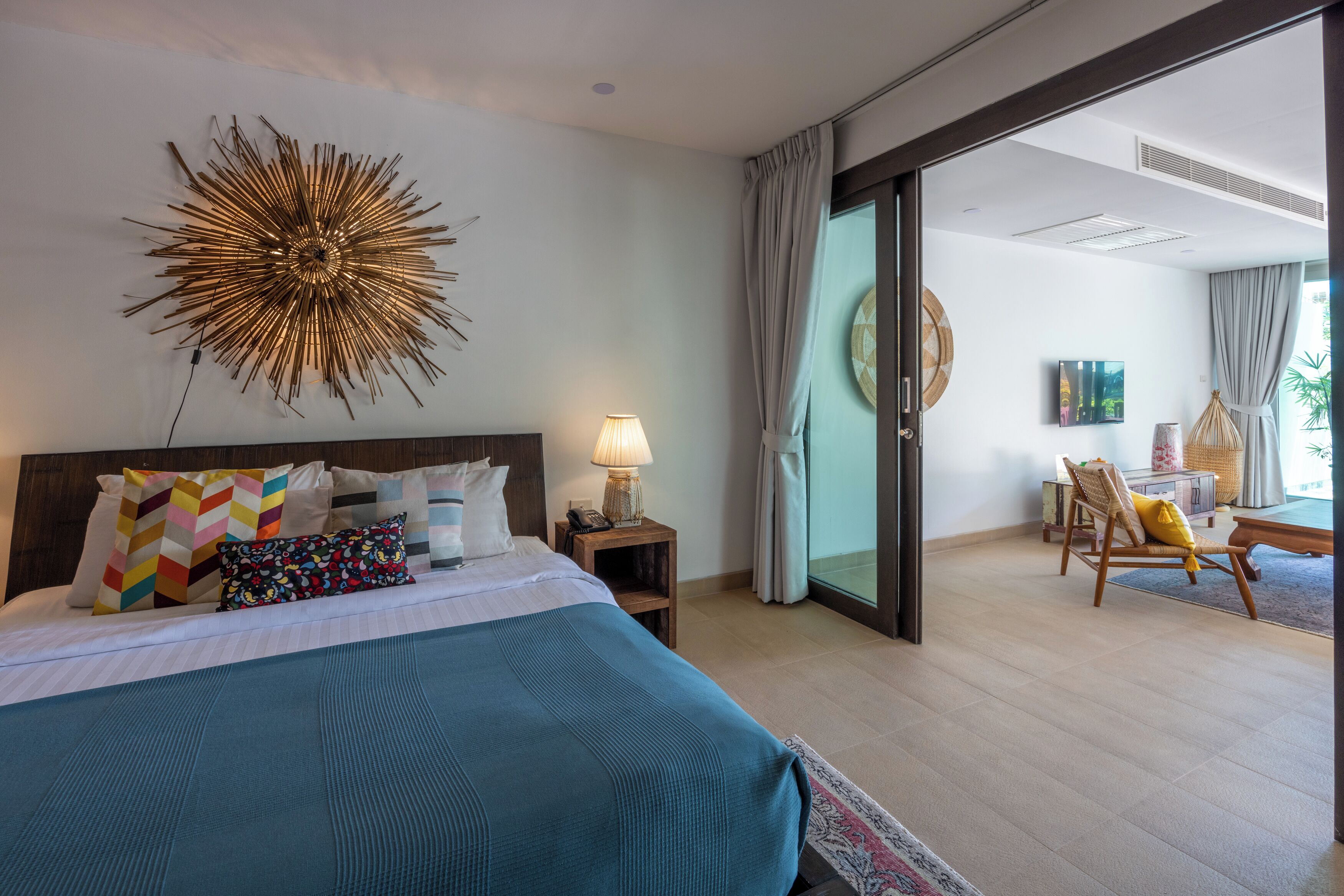 Ropa de cama hipoalergénica y caja de seguridad en la habitación 