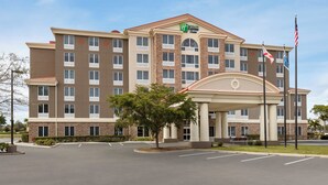 Un hôtel Holiday Inn Express & Suites doté d’une entrée principale, de plusieurs étages et d’un parking.