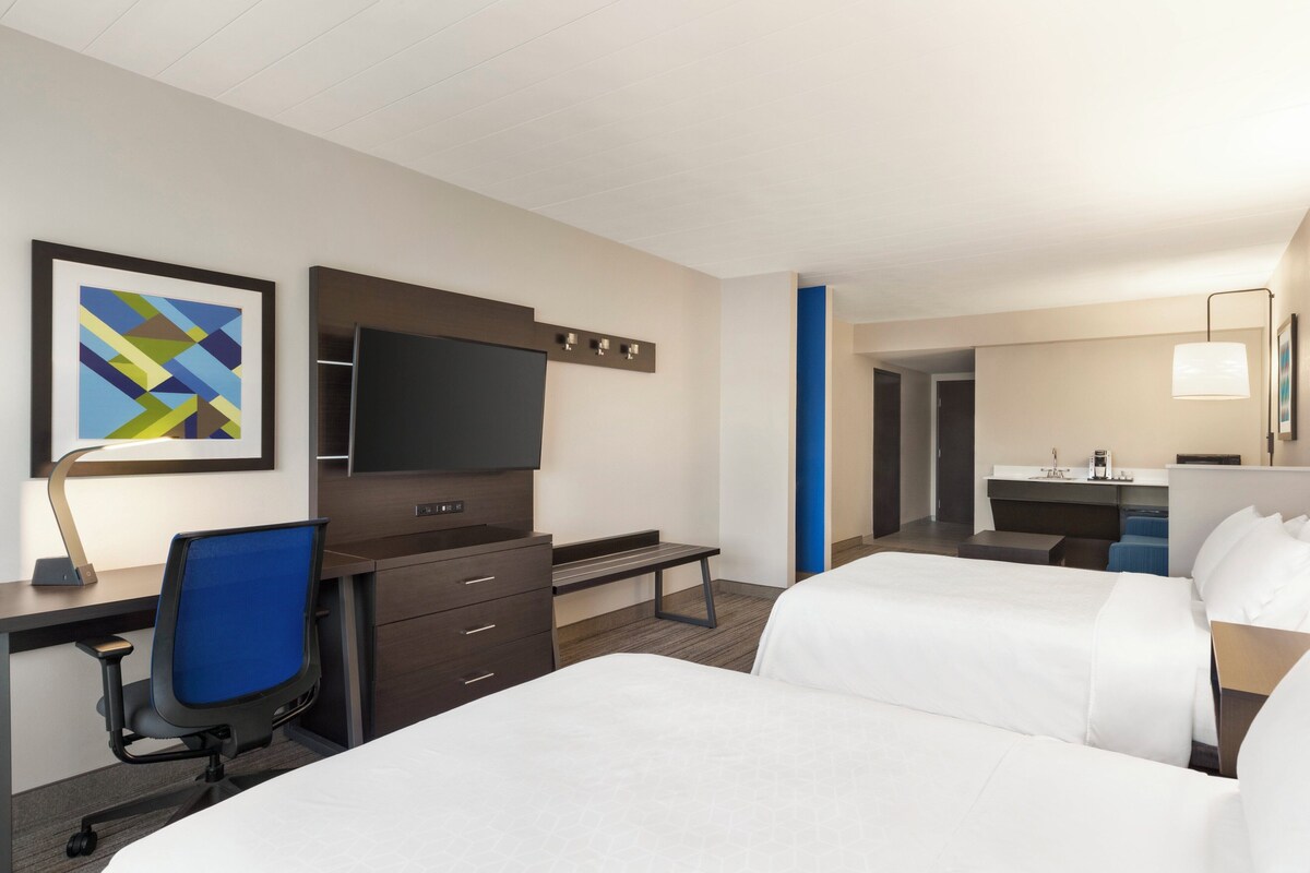 Suite, 2 queensize bedden | Een kluis op de kamer, een bureau, verduisterende gordijnen