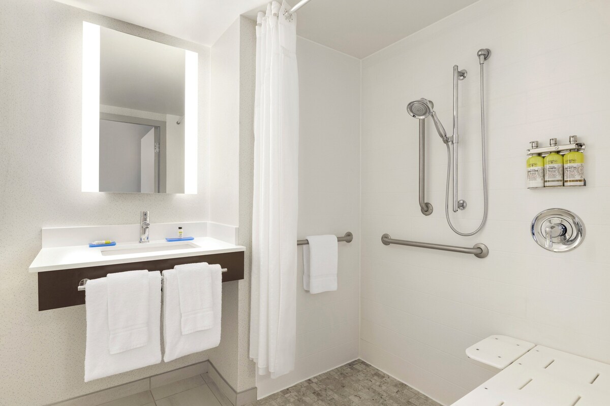 Kamer, 1 kingsize bed, toegankelijk voor mindervaliden (Roll-In Shower) | Een kluis op de kamer, een bureau, verduisterende gordijnen