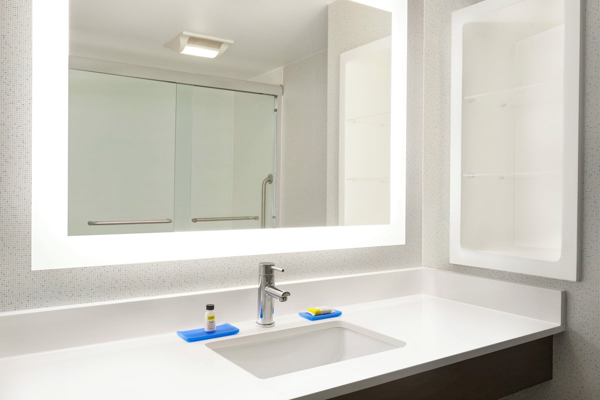 1 bedroom, in-room safe, desk, blackout curtains