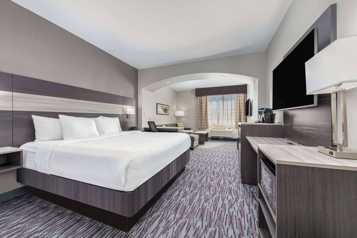 executive room, 1 king bed, non smoking | premium bedding, desk, blackout curtains, soundproofing