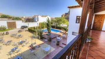 Minibar, caja fuerte, escritorio y cunas gratuitas