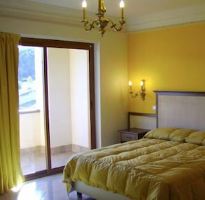Quarto casal ou duplo conforto | Cofres nos quartos, escrivaninha, cortinas blackout, Wi-Fi de cortesia