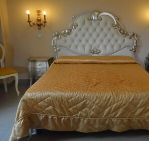 Chambre luxueuse double | Coffre-fort, bureau, rideaux d’obscurcissement, accès au Wi-Fi (inclus)