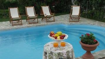 Una piscina al aire libre de temporada