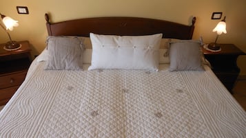 Habitación cuádruple | Ropa de cama hipoalergénica, minibar, escritorio y wifi gratis