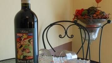 Une bouteille de vin sur une table recouverte d’une nappe en dentelle.