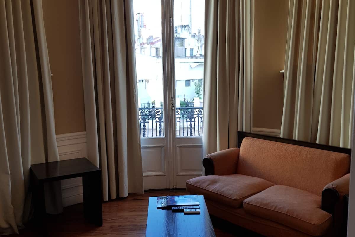 Deluxe-Apartment, 2 Schlafzimmer | Daunenbettdecken, Zimmersafe, Verdunkelungsvorhänge