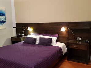 Deluxe-Apartment, 2 Schlafzimmer | Daunenbettdecken, Zimmersafe, individuell dekoriert