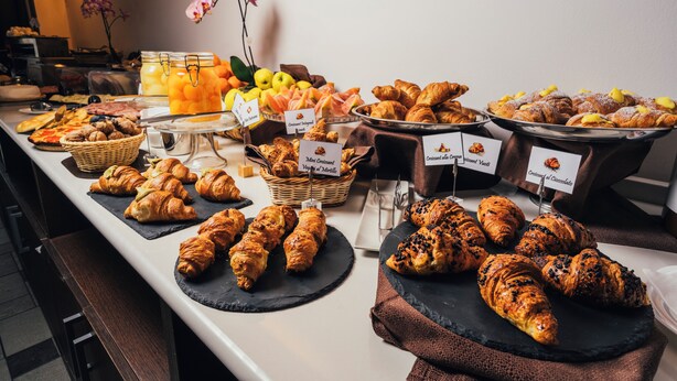 A buffet with various pastries and fruits. - Euro Hotel (Imola)