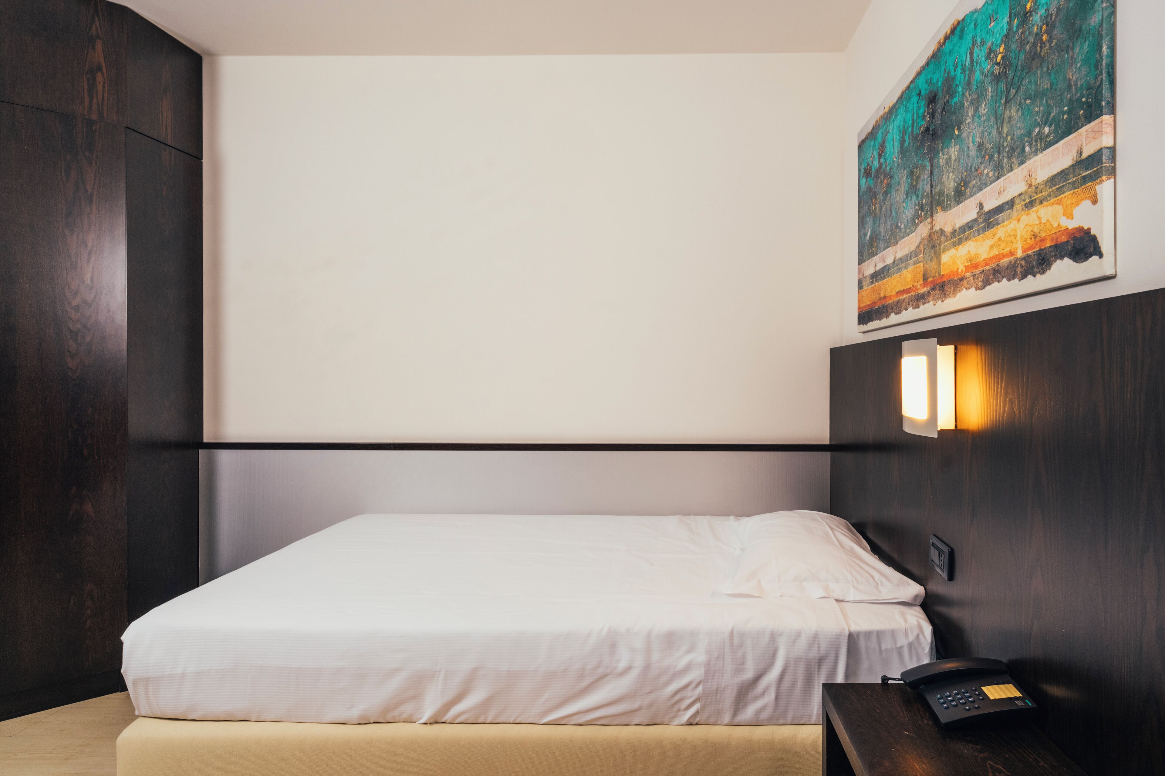 single room | 1 bedroom, minibar, in-room safe, desk