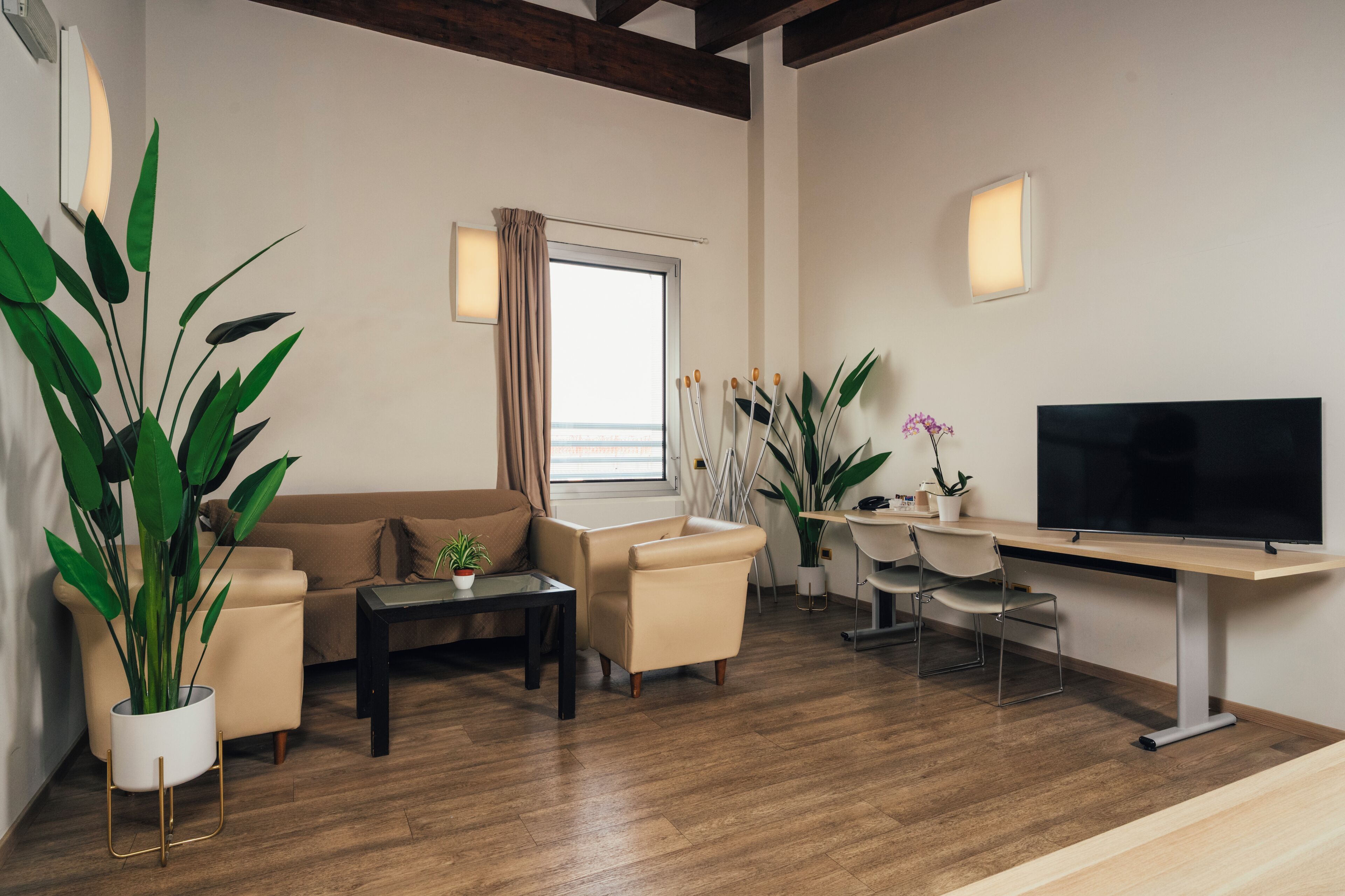 Suite Junior | Minibar, brankas, meja kerja, dan ruang kerja ramah laptop