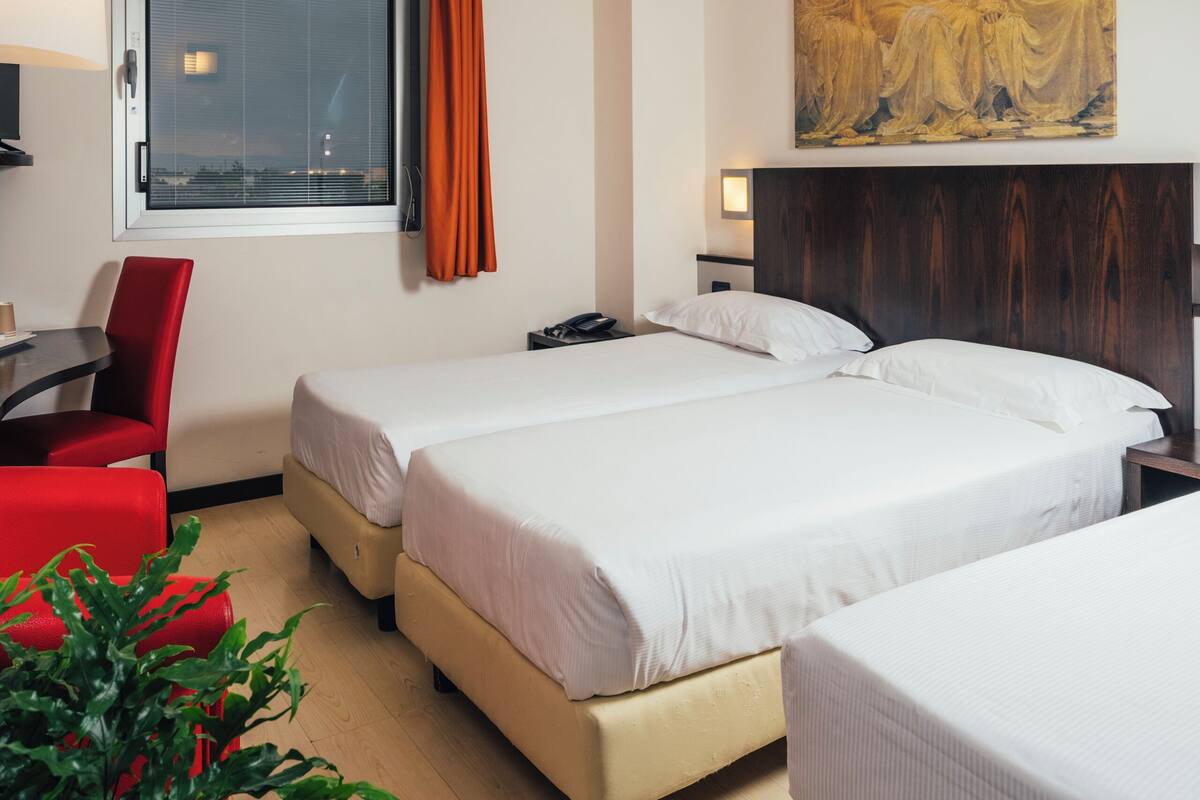 Triple Room | Minibar, in-room safe, desk, laptop workspace