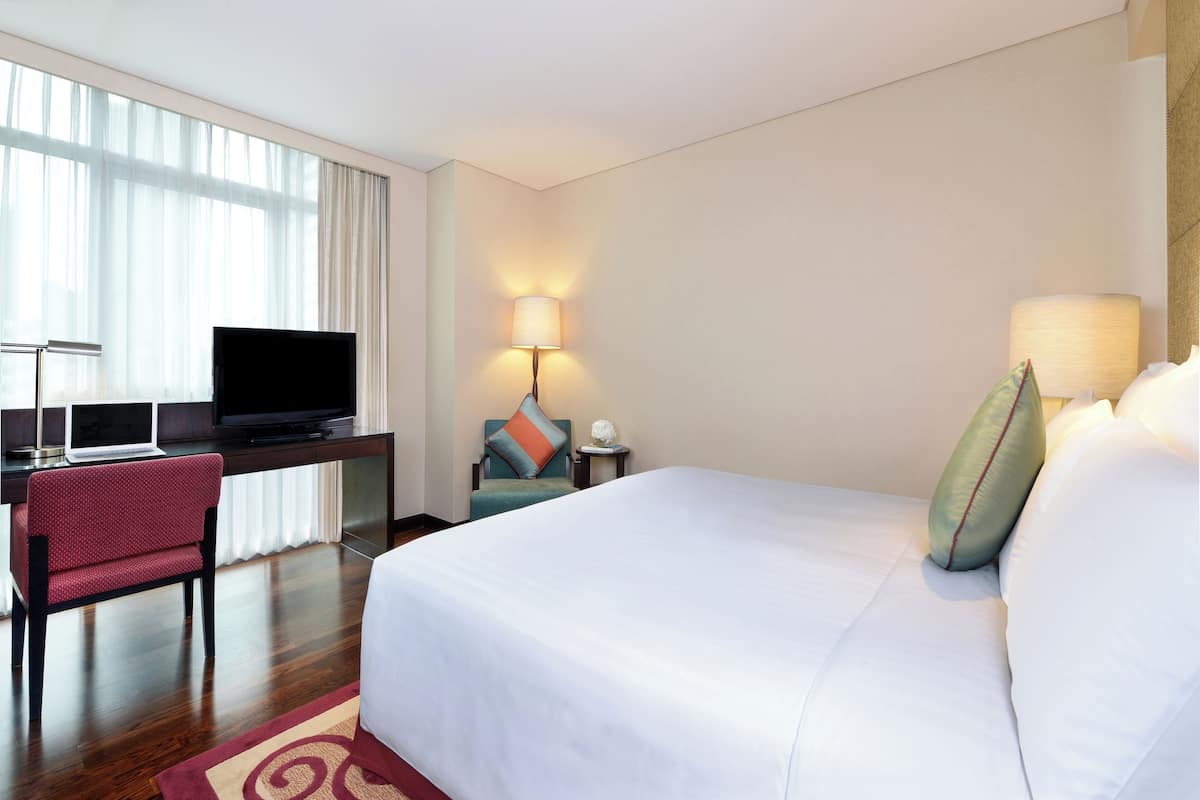 Deluxe Suite, 1 Bedroom | Premium bedding, minibar, in-room safe, desk