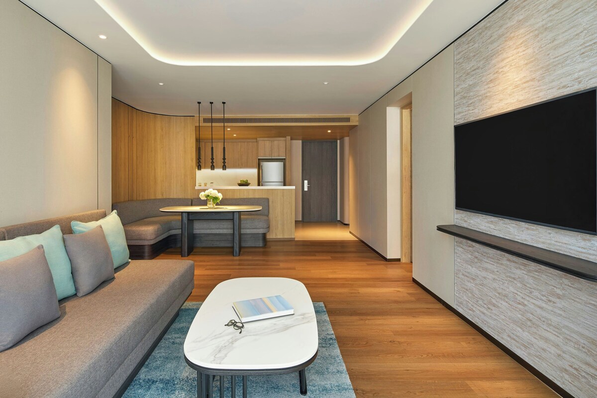 Executive Suite, 1 Bedroom | Minibar, in-room safe, desk, laptop workspace