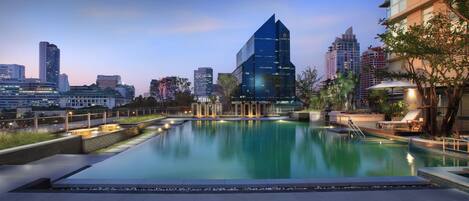 Außenpool, Sonnenschirme, Liegestühle