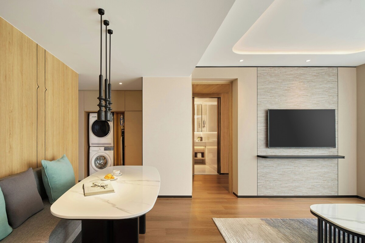 Premium Suite, 1 Bedroom | Minibar, in-room safe, desk, laptop workspace
