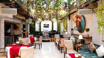 2 restaurants, breakfast served