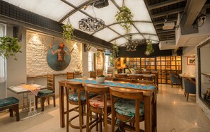 Här finns 2 restauranger som serverar frukost.