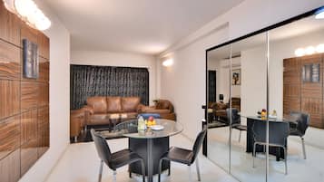 4 bedrooms, Egyptian cotton sheets, premium bedding, minibar