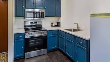 Room, 1 Queen Bed, Non Smoking (Efficiency) | Desk, blackout drapes, rollaway beds (surcharge), WiFi (free)