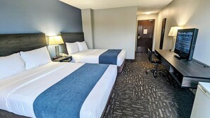 Kamar Deluks, 2 Tempat Tidur Queen, Bebas Asap Rokok | Meja kerja, tirai kedap cahaya, dan tempat tidur lipat/tambahan