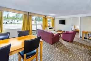 Desk, blackout curtains, rollaway beds, free WiFi - Crestwood Hotel (Hinton)