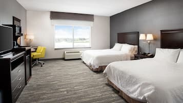 Habitación estándar, 2 camas Queen size, con acceso para personas discapacitadas, para no fumadores | Ropa de cama hipoalergénica, escritorio y cortinas blackout