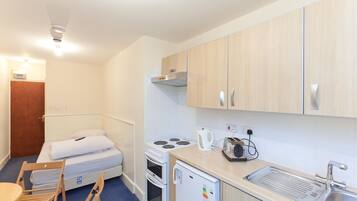 Superior Studio, 1 Double Bed | Private kitchen