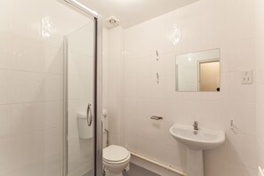 Studio Supérieur, 1 lit double | Salle de bain | Douche, articles de toilette gratuits, sèche-cheveux