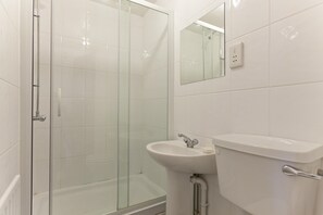 Superior Studio, 1 Double Bed | Bathroom | Shower, free toiletries, hair dryer, towels - Welby Studios (London)