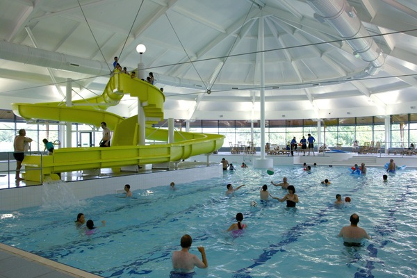 Indoor pool, sun loungers