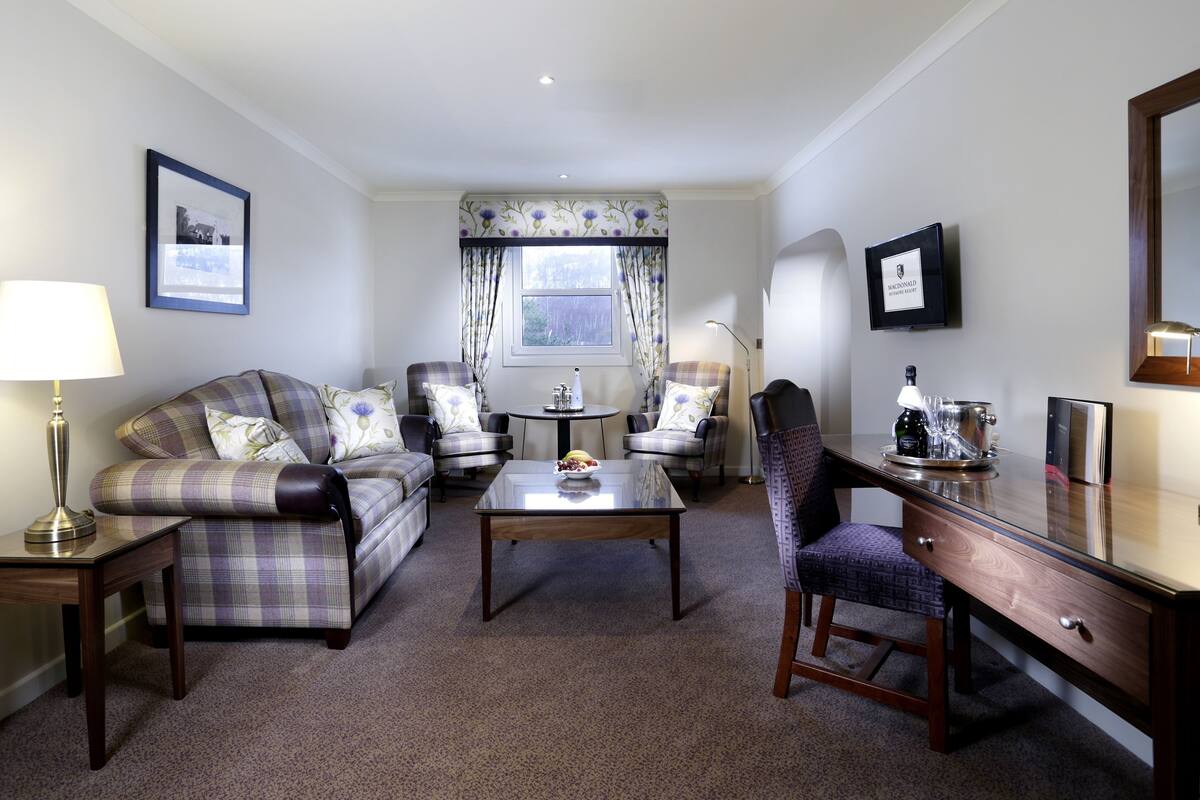 Suite, 1 Double Bed | In-room safe, desk, blackout drapes, iron/ironing board