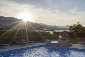 Udendørs pool, åben fra kl. 08.30 til kl. 20.00, parasoller, liggestole