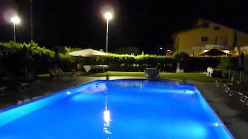 Piscine extérieure, parasols de plage, chaises longues