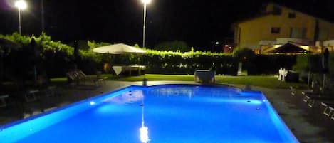 Utomhuspool, öppet 08.30 till 20.00, parasoller och solstolar