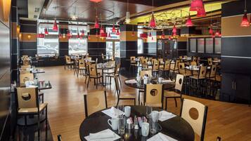 Desayuno completo (USD 17.00 por persona)