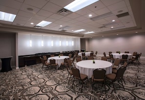A conference room with multiple round tables and chairs, a patterned carpet, and pendant lighting. - DoubleTree Suites by Hilton Hotel Detroit Downtown - Fort Shelby (Detroit)